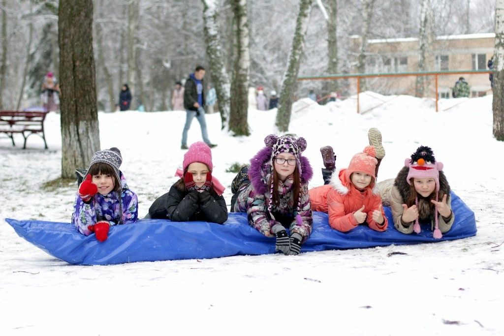 Зимние смены лагеря. Зимний детский лагерь. Зимний лагерь в Подмосковье. Зимний лагерь для детей. Детский лагерь зимой.